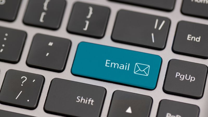 Ilustração de uma caixa de entrada de e-mail com mensagens novas