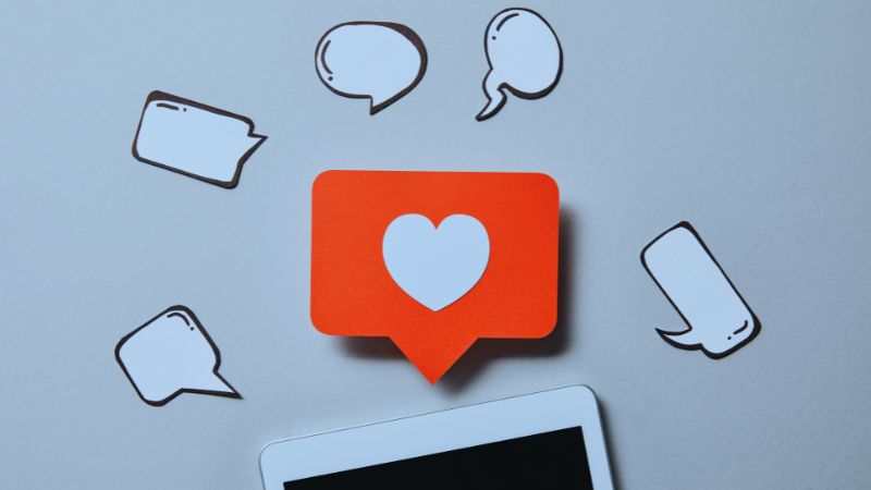 Profissional trabalhando com redes sociais, gerenciando posts e métricas