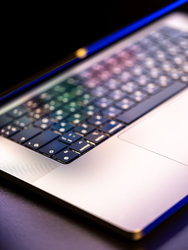 Notebook MacBook sobre uma mesa, simbolizando estratégias digitais e presença online da Orbiter Marketing.